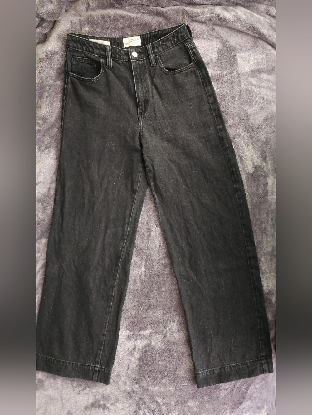 High Rise, Wide leg, Fitted hip Universal Threads jeans In Faded Black